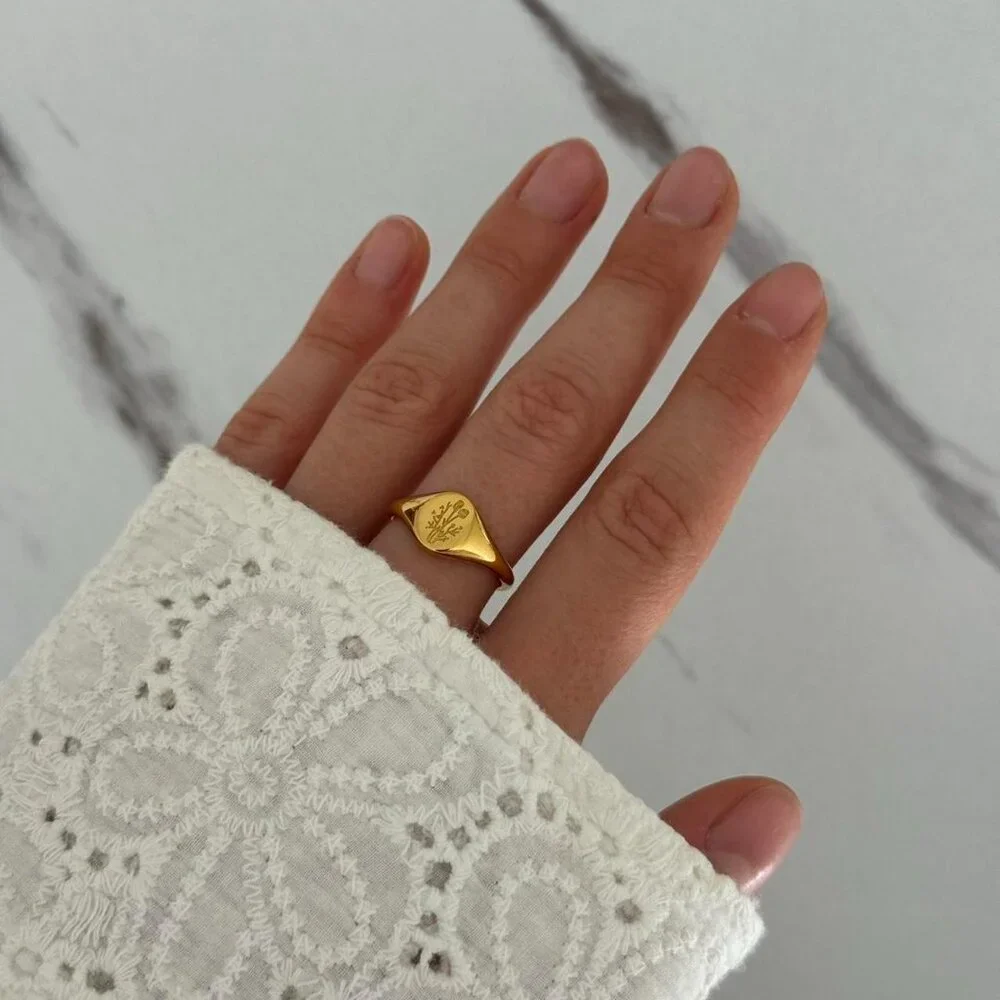 SKU0096 Retro Gold Women Minimalist Floral Ring Stainless steel + gift bag